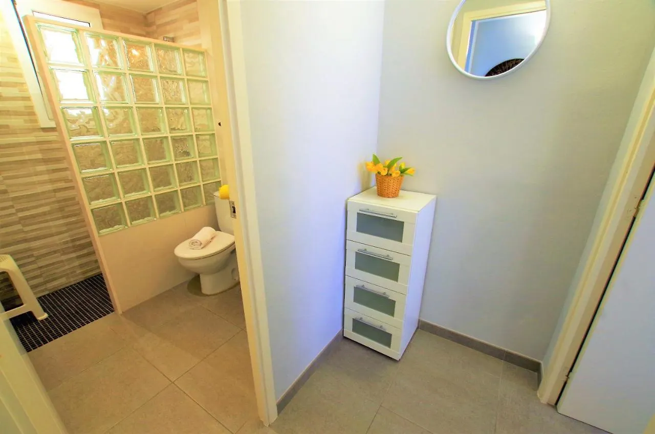 V&V LLORET- APARTAMENTO BLANC con piscina comunitaria, aire acondicionado, ideal familias Lloret de Mar España