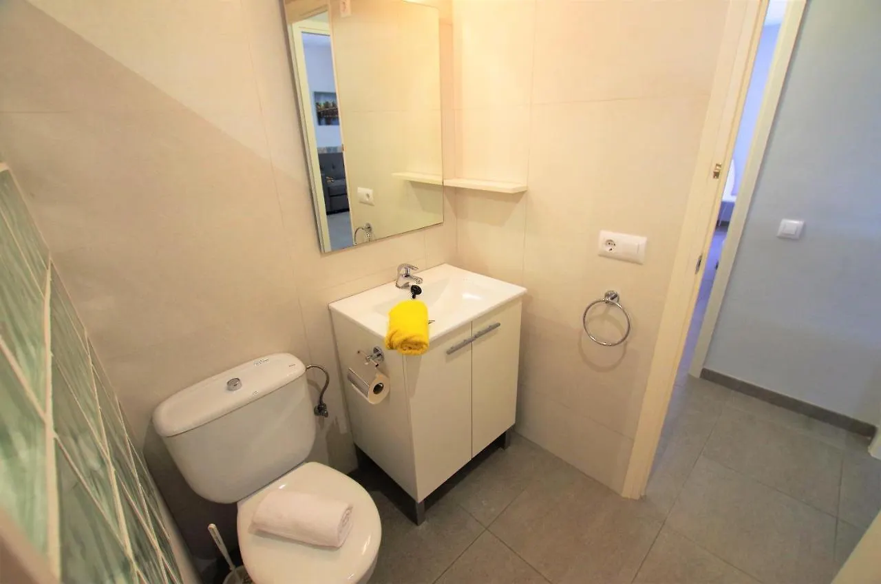 V&V LLORET- APARTAMENTO BLANC con piscina comunitaria, aire acondicionado, ideal familias Lloret de Mar 0*,  España